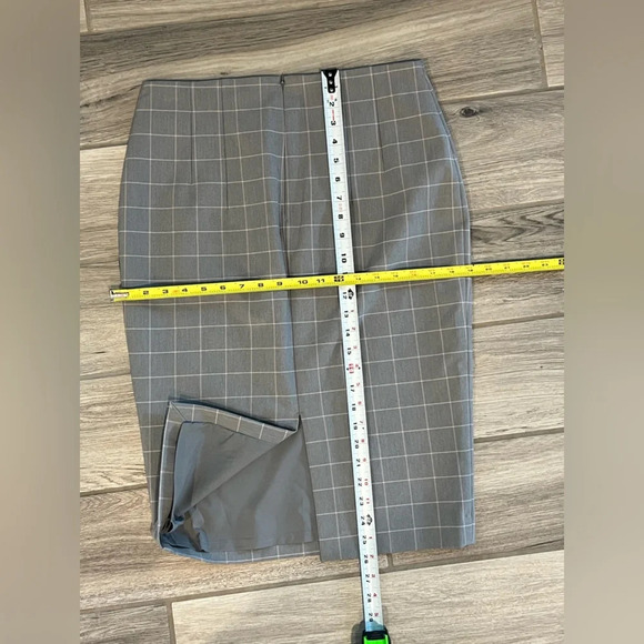 Express Gray Plaid Lined Midi Skirt Size 8 - Picture 7 of 13